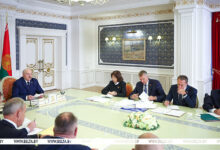 Photo of Неудобный график работы, скудный ассортимент, просрочка. Лукашенко потребовал решить типичные проблемы в торговле